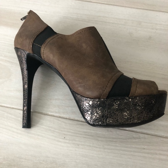 JS Platform Heels - Picture 2 of 7